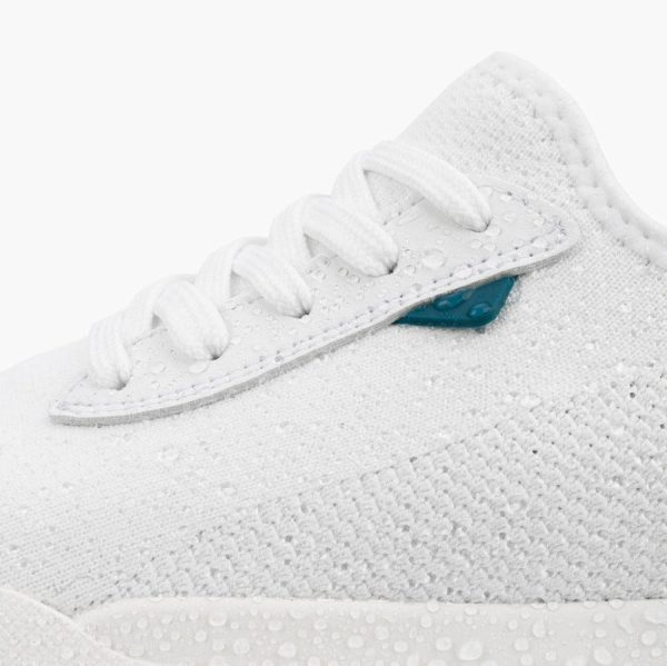 LotusGreen_White-DetailShot-Water-Mid.jpg