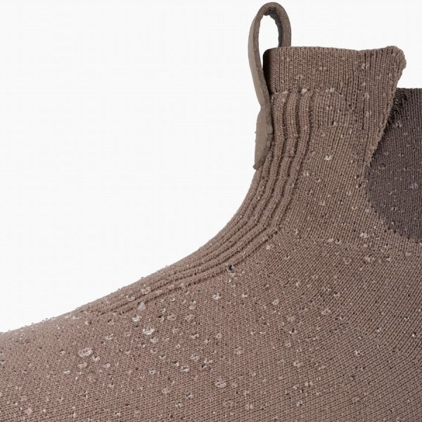 Optimized_Square_WeekendChelseaBoots-SiltBrown-DetailShot-Water-Mid.jpg