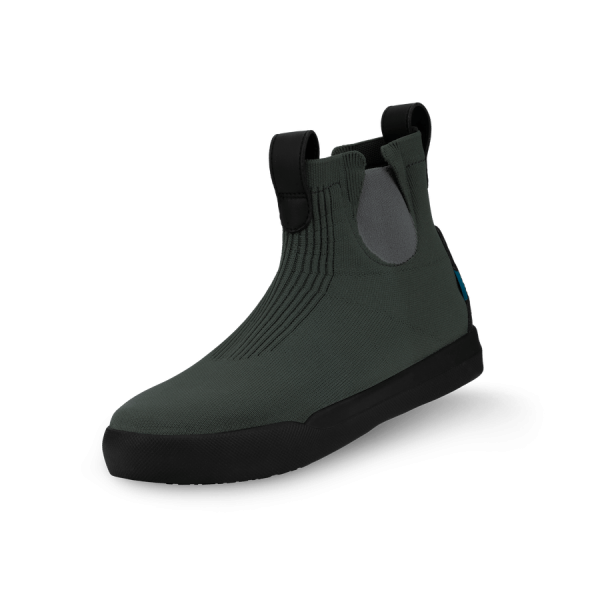 WeekendChelseaBoot-Pine_Black-3_4View-Transparent-WithShadow.png