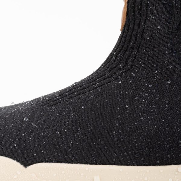 WeekendChelseaBoots-AsphaltBlack-DetailShot-Water-Mid_15b67d03-1d13-41c3-8a6d-763017fbb235.jpg
